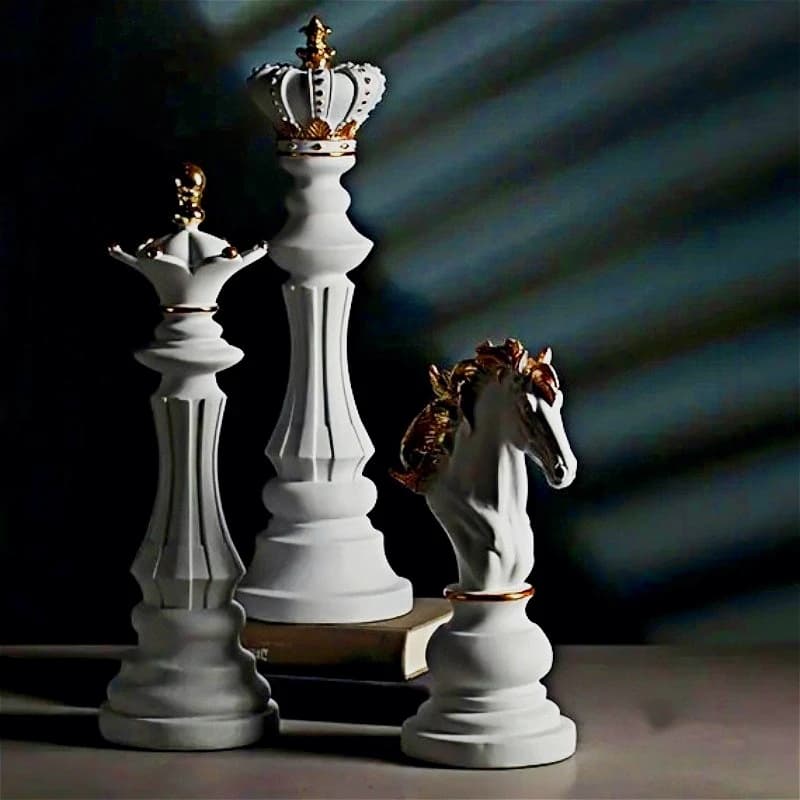 Figurine di scacchi in resina Set di scacchi internazionale Pezzi bianchi neri Home Office Desk Decor Scultura d'arte Regalo per gli amanti dei giochi