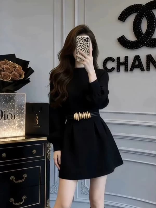 Elegante Abito Nero a Trapezio da Donna, Nuovo Stile Hepburn Primaverile, Gonna Corta Slim Fit con Vita Stretta, Maniche Lunghe e Collo Rotondo