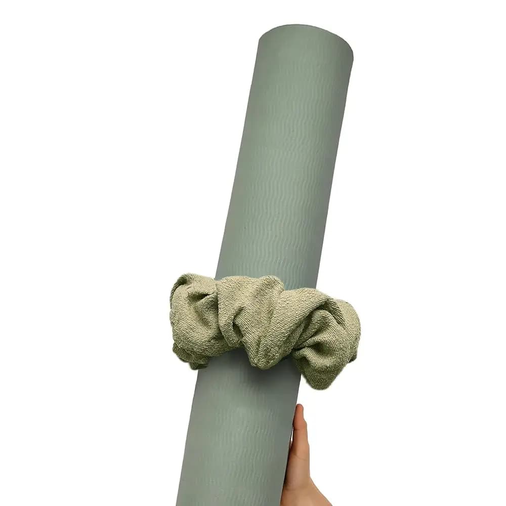 Scrunchie per Tappetino Yoga - Tiene il Tappetino Yoga in Sicurezza e con Stile - Tessuto Resistente ed Elastico - Adatto a Tutti i Tappetini Yoga Standard (tappetino non incluso)