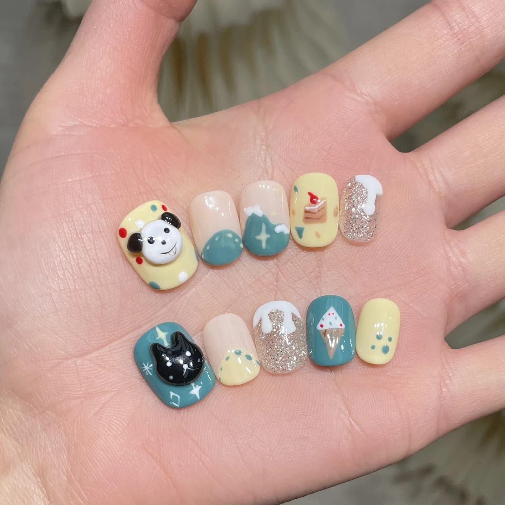 10 Pezzi Unghie Finte Artigianali con Design Panda Carino, Corte, Blu, Giallo, Verde, Arte 3D con 4 Strumenti e Adesivi per Unghie