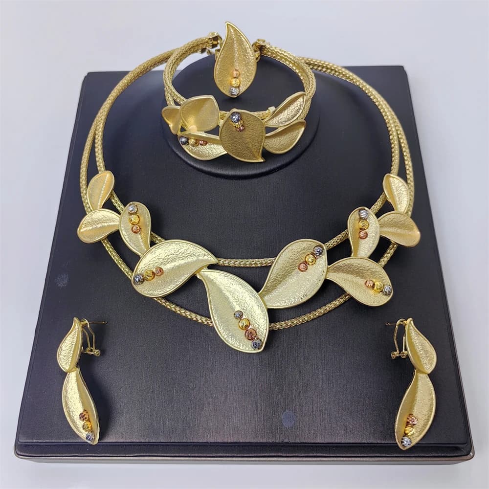 Set di gioielli placcati in oro Dubai 18 carati per donna Collana di design di lusso Orecchini Bracciale e anello Accessori per feste di nozze