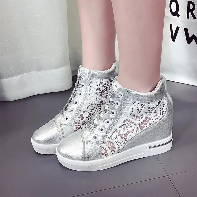 Women's shoes 2025 new white sports sneakers with breathable lace flowers with thick comfortable women's shoes with wedge and hollow platform