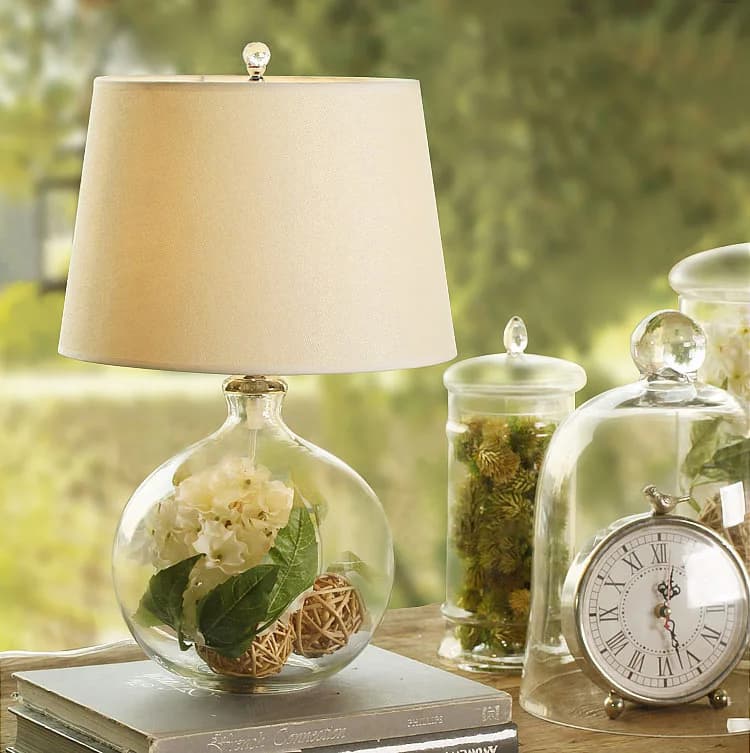 Lampada da tavolo moderna nordica in vetro Fiori Decorano la camera da letto Comodino Lampada da scrivania notturna Lampada da giardino semplice americana romantica