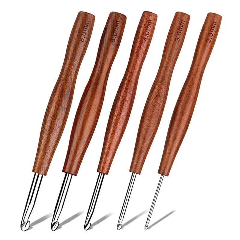 Nuovo Set di 5 Uncinetti, Uncinetti Ergonomici in Alluminio di 5 Misure con Manico in Legno per Mani Artritiche, Aghi per Uncinetto