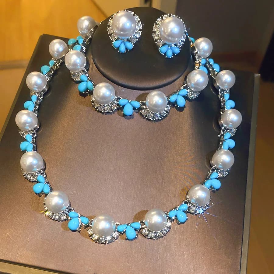 Set di orecchini, bracciale e collana con perle in resina