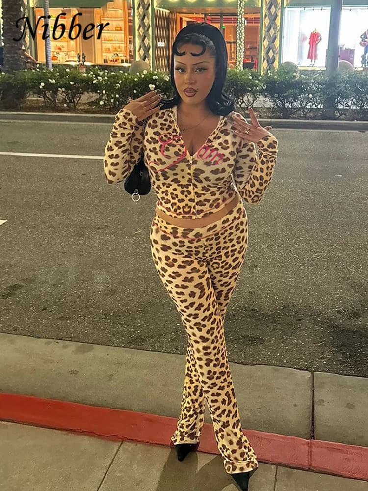Nibber Athleisure Donna Stampa leopardata Set da 2 pezzi Tuta autunnale Giacca corta con cappuccio + Pantaloni svasati Abito coordinato elasticizzato