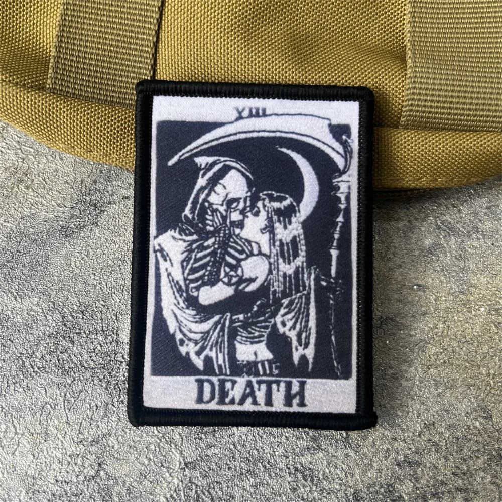 Bacio della morte Patch Tarocchi Carta Goth Punk Morale della morte Distintivo Emblema militare Bracciale tattico Adesivi per zaino con gancio e anello