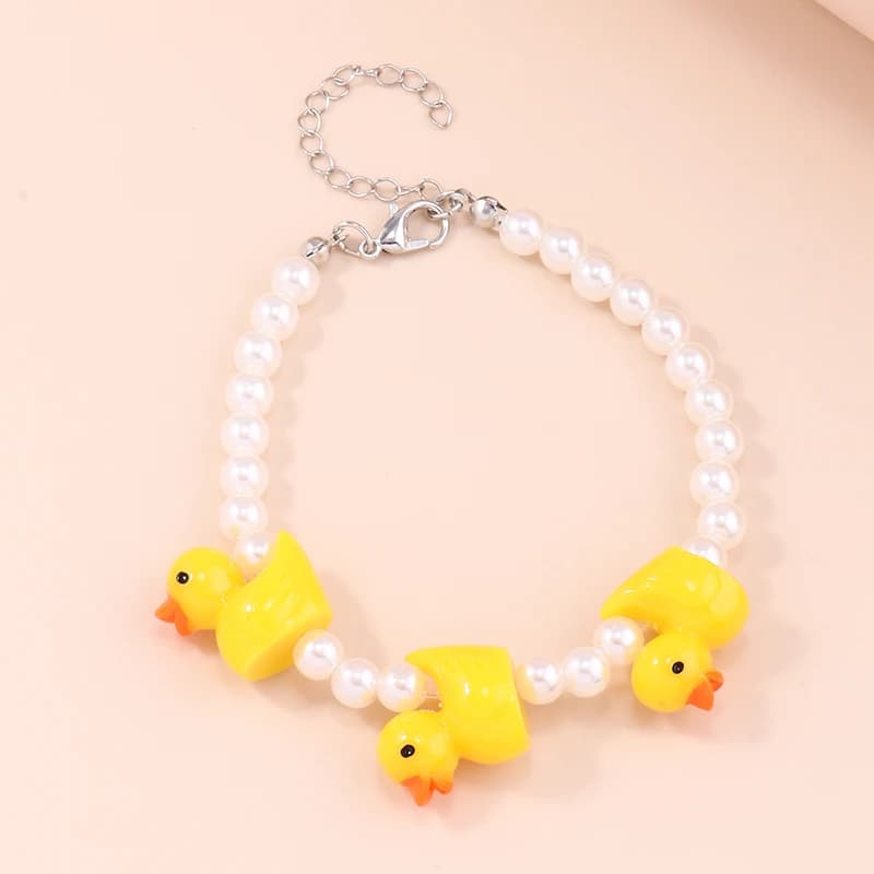 Simpatici braccialetti di perle finte fatti a mano per le donne Braccialetti con ciondoli di anatra gialla dei cartoni animati Gioielli Regali per feste di compleanno fai-da-te
