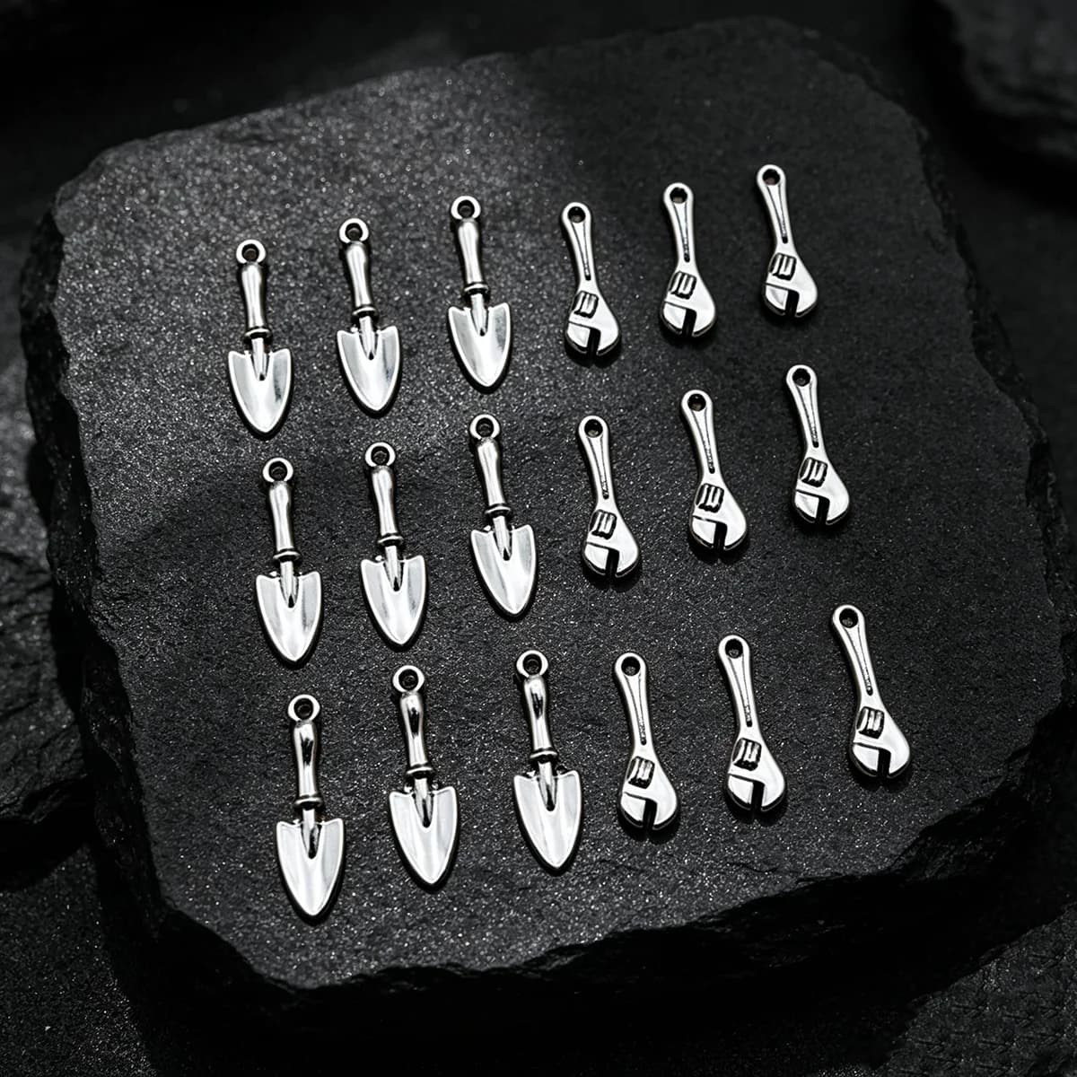 18-Piece Set of Spades and Wrenches for DIY Crafts, Including Small Iron Shovels and Adjustable Wrenches in Two Styles, Suitable for DIY Bracelets, Necklaces, Earrings, Pendants, and Handmade Beaded Decoration Accessories