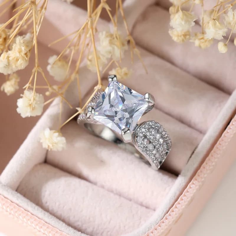 Anello Nuziale di Lusso con Zirconi Quadrati Scintillanti, Bracciale di Fidanzamento Minimalista Europeo e Americano a Quattro Griffe per Donna