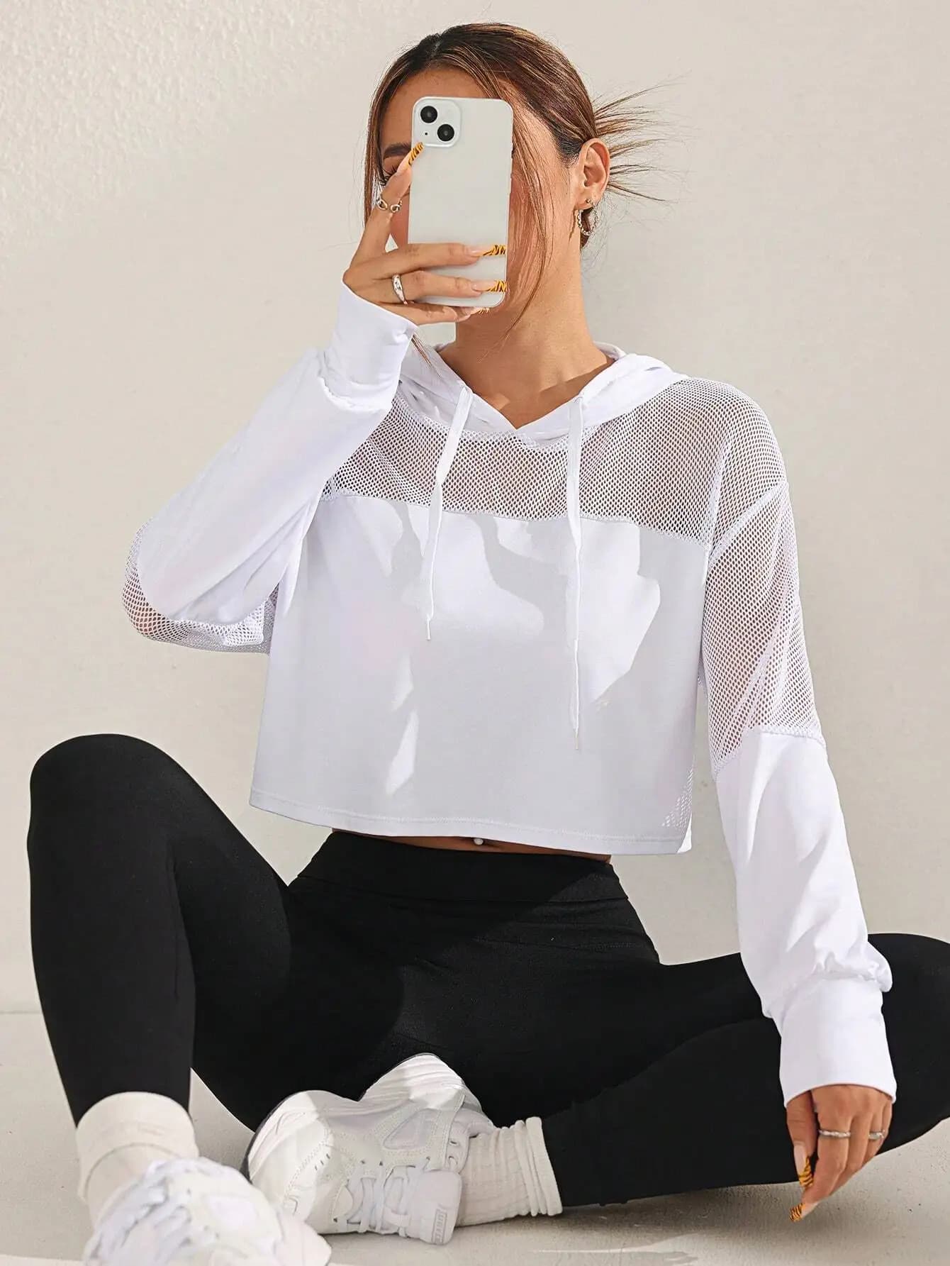 Felpa casual corta da donna con cappuccio e coulisse a contrasto in rete