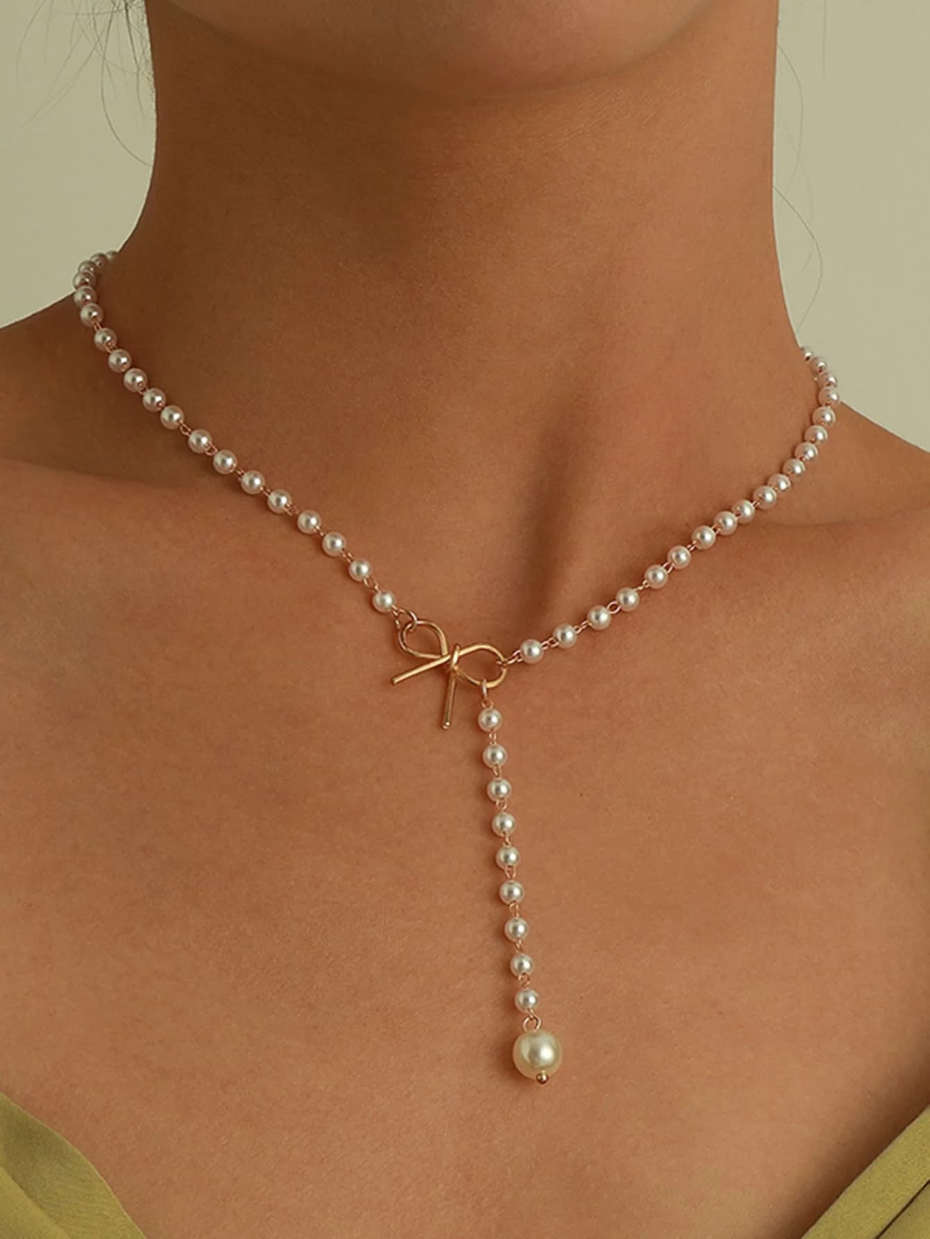 Elegant bow-shaped faux pearl tassel pendant necklace for women ideal for parties and Valentine’s Day gifts