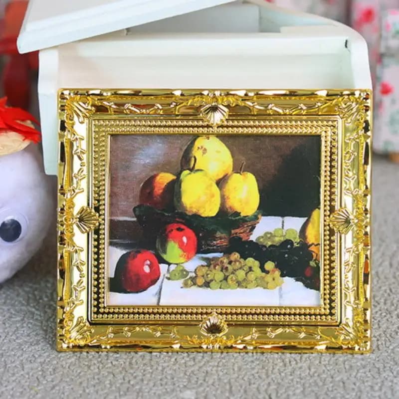 ▶ 1 Pezzo Decorazione Murale per Casa delle Bambole Scala 1:12, Dipinto a Olio Vintage con Paesaggio e Personaggi, Mini Cornice Fotografica