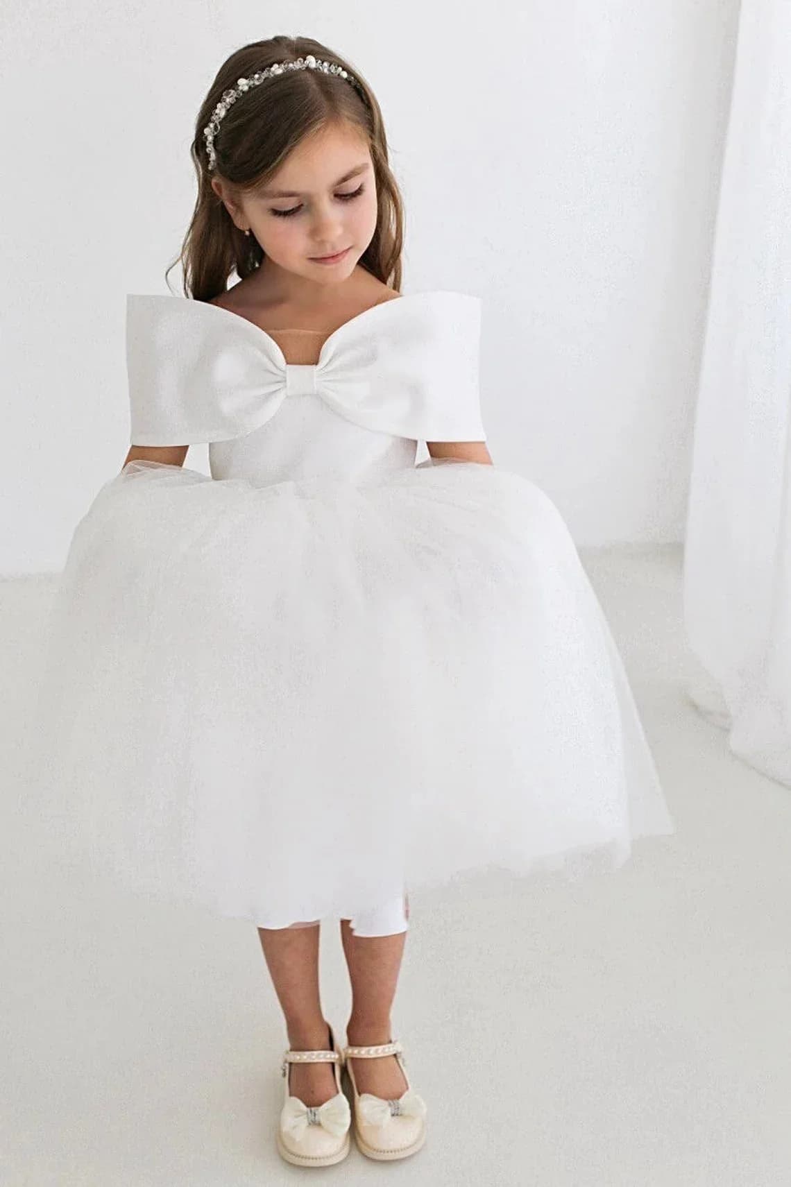 Abito da ragazza di fiore personalizzato semplicemente in raso con spalle scoperte con fiocco al ginocchio gonne da principessa abito da spettacolo abito da prima comunione