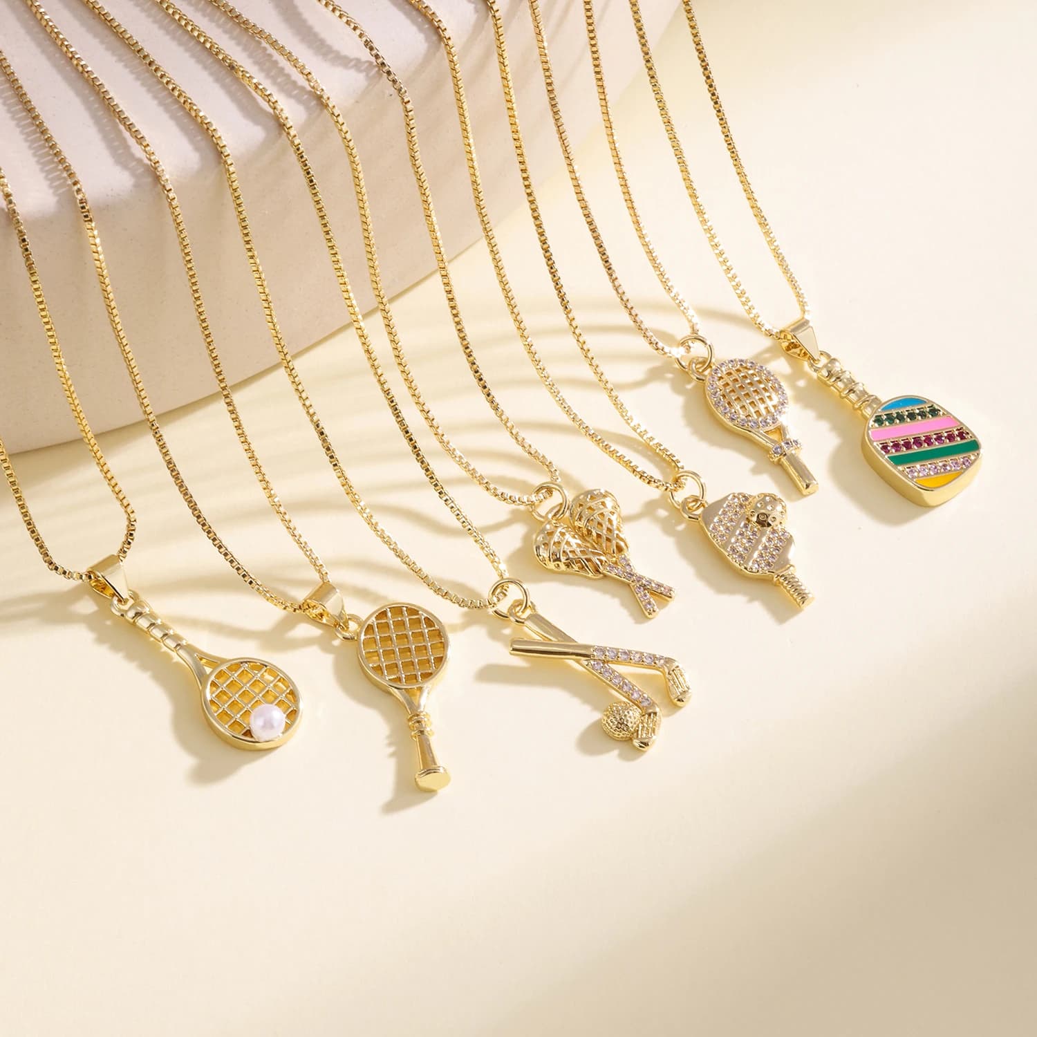 Collana AIBEF a Tema Sportivo con Ciondolo a Forma di Racchetta da Tennis e Bastone da Hockey, Design con Zirconi e Catena Regolabile, Gioiello per Amanti dello Sport