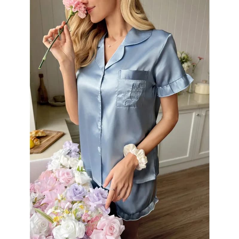 Elegante Set Pigiama da Donna Snug Reverie con Ricami, Volant, Colletto in Raso e Maniche Corte
