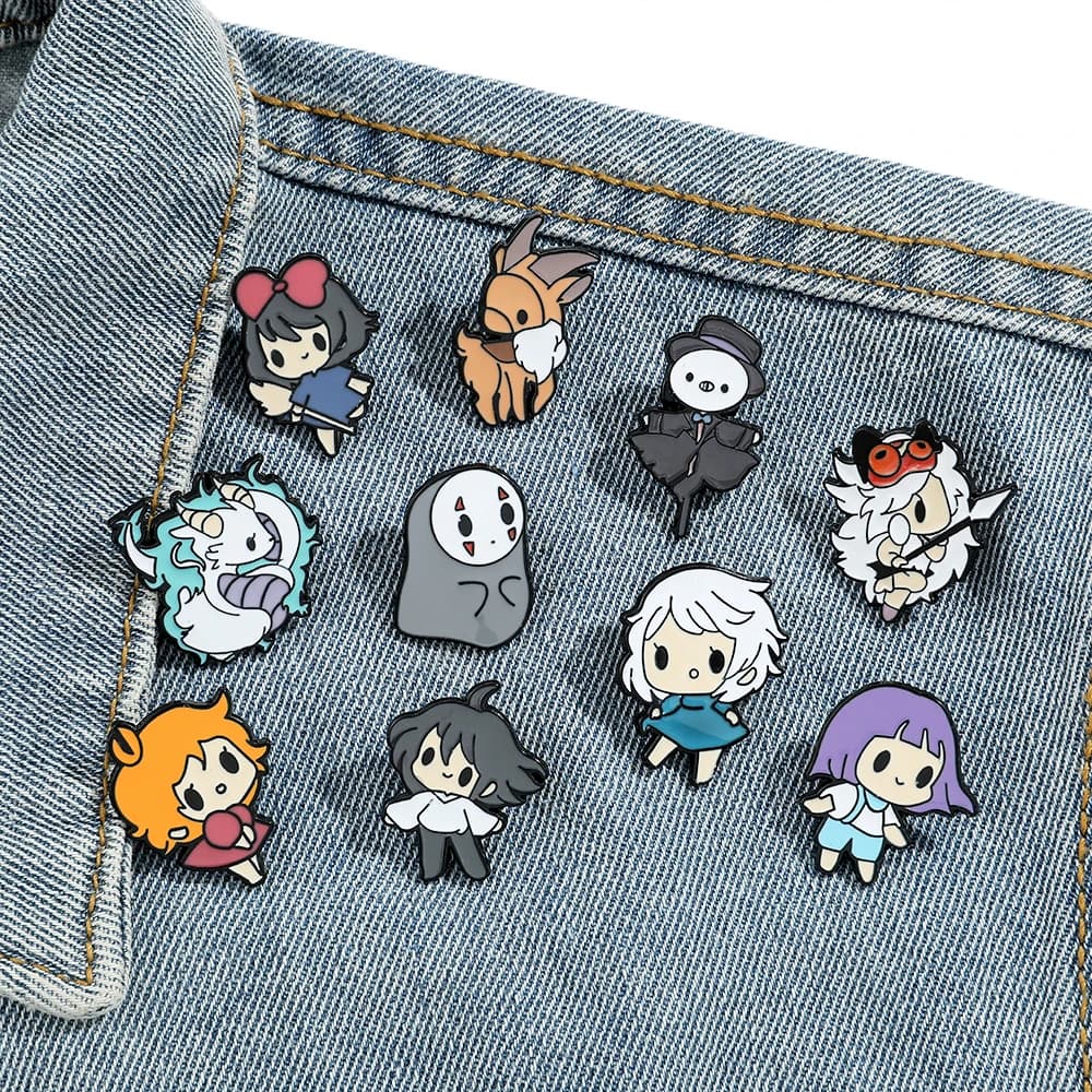 Set di 11 Spille Smaltate con Personaggi Anime, Ciondoli a Forma di Cervo Carino, Distintivi in Metallo alla Moda a Forma di Spaventapasseri, Gioielli, Accessori per Zaini e Abbigliamento, Regalo