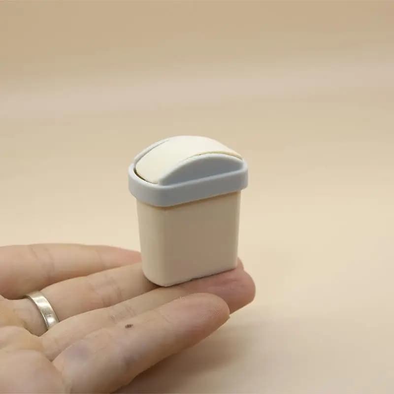 1 Pezzo Mini Pattumiera con Coperchio a Ribalta, Modellino in Miniatura per Scenari, Accessori per Casa delle Bambole, Mini Cestino per Rifiuti Simulato