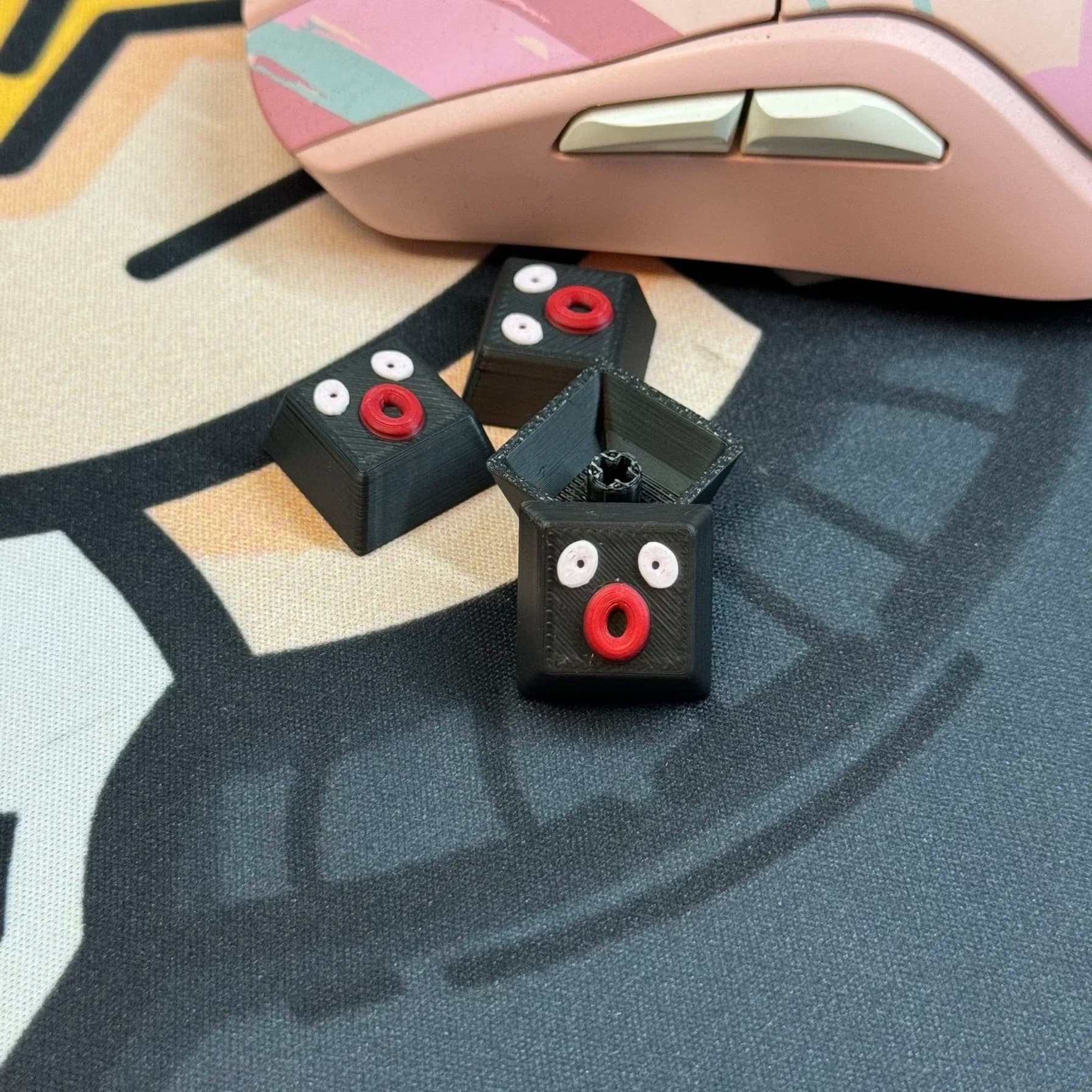 Keycap per Tastiera Meccanica in Resina Tridimensionale Multicolore a Tema "Robber Ugly Hat" con Stelo a Croce, Regalo
