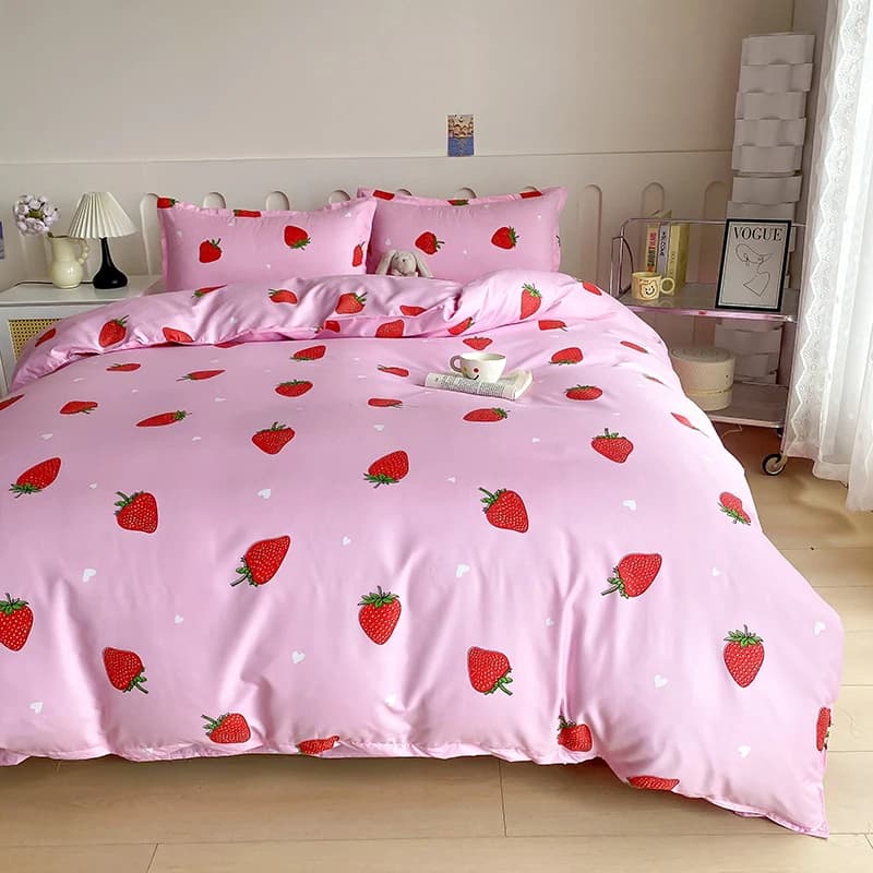 Set di Biancheria da Letto Solstice, Copripiumino, Federe, Lenzuolo Piatto, Motivo Fragole Rosa, Coperta Stampata, Set Completo per Letto Matrimoniale