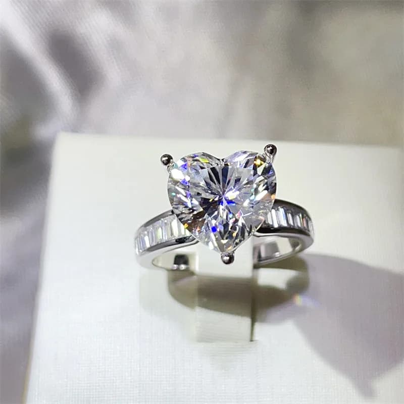 Anello bianco di lusso leggero e raffinato per donna, con moissanite da 5 carati in platino PT950 | Temperamento gentile, pieno di un'aria da fata