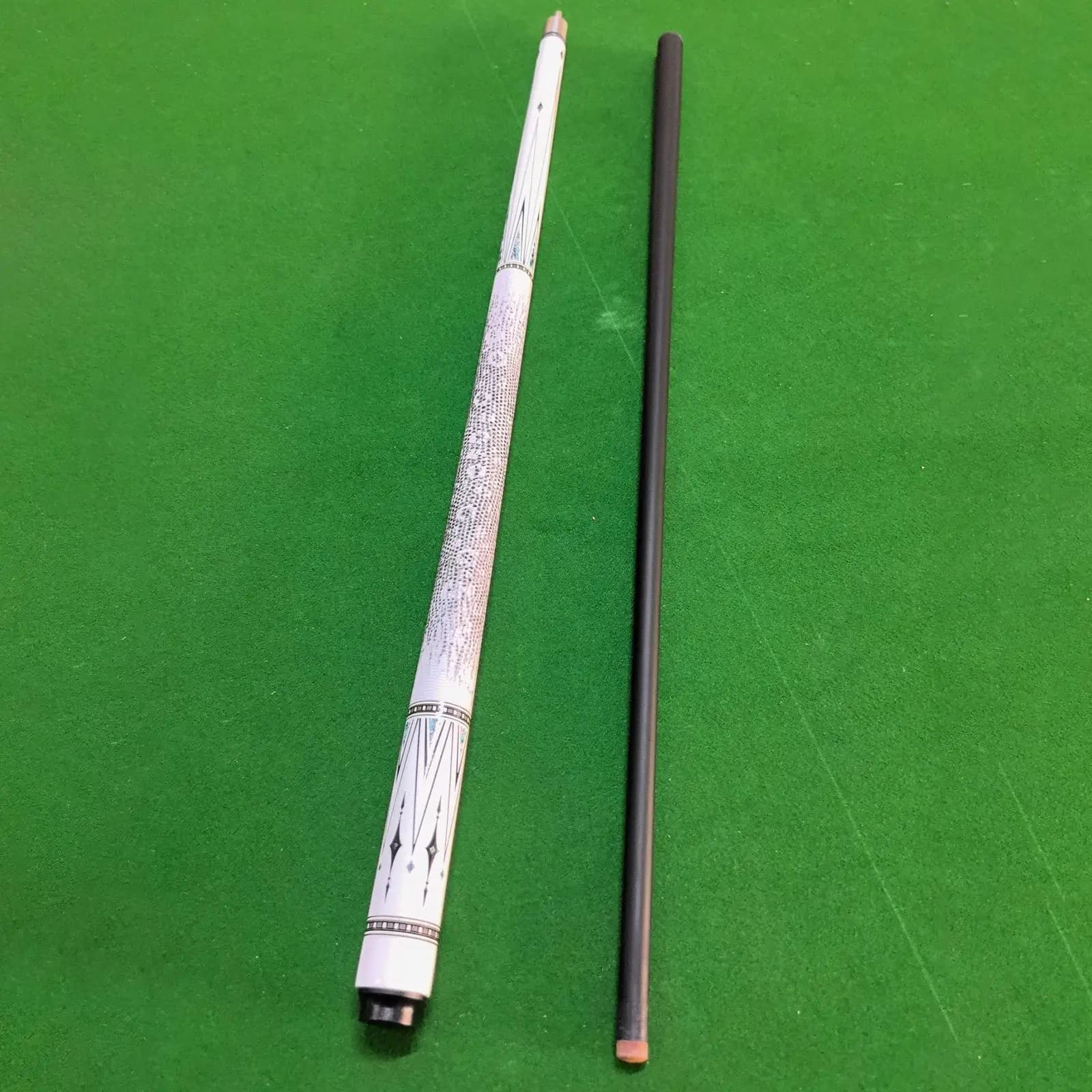 Two Piece Carbon Fiber Billiard Cue Stick Stable Joint Portable Pool Cue for Billiards and Snooker Table