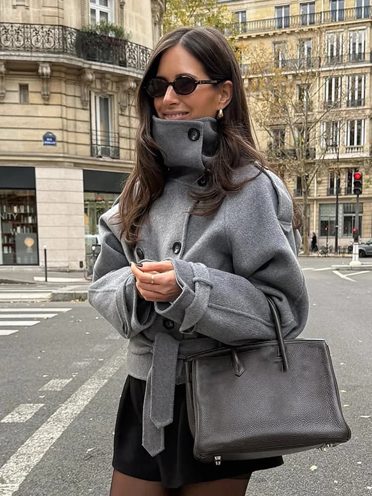 Cappotto Corto da Donna Elegante Grigio in Lana con Lacci, Collo Alto, Maniche Lunghe, Tasche e Doppio Petto - Giacca Casual da Donna per il Quotidiano e il Pendolarismo