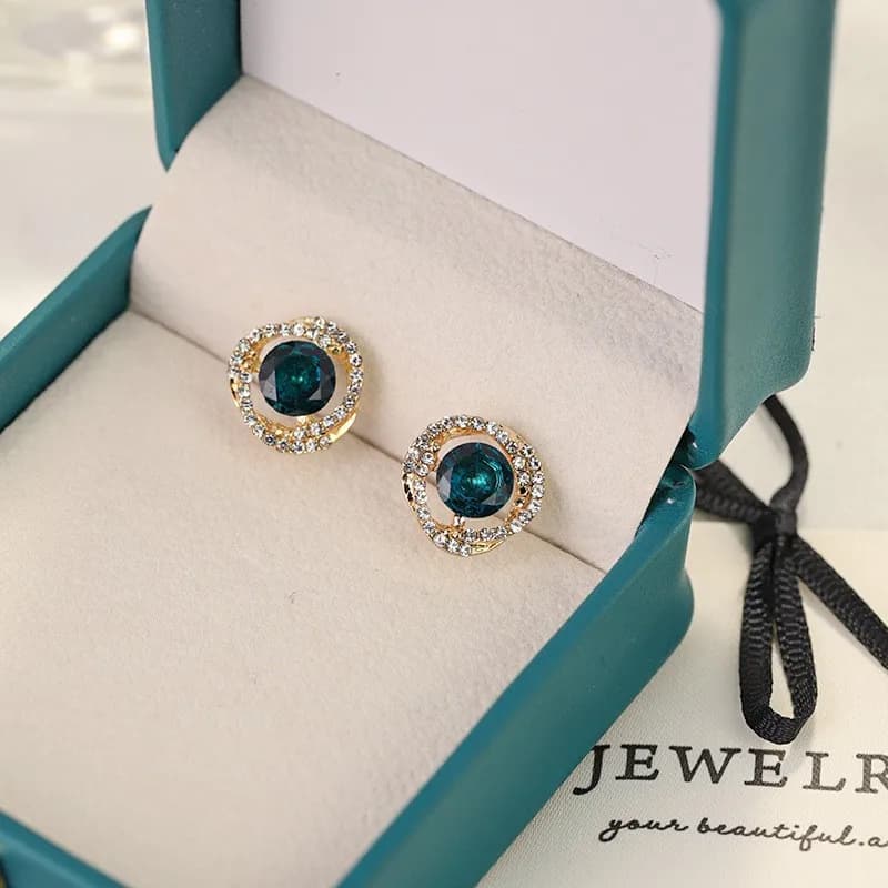 Orecchini a bottone con strass verdi intarsiati in metallo a torsione cava per donne e ragazze Piccoli gioielli in cristallo di moda Accessori dorati Regalo