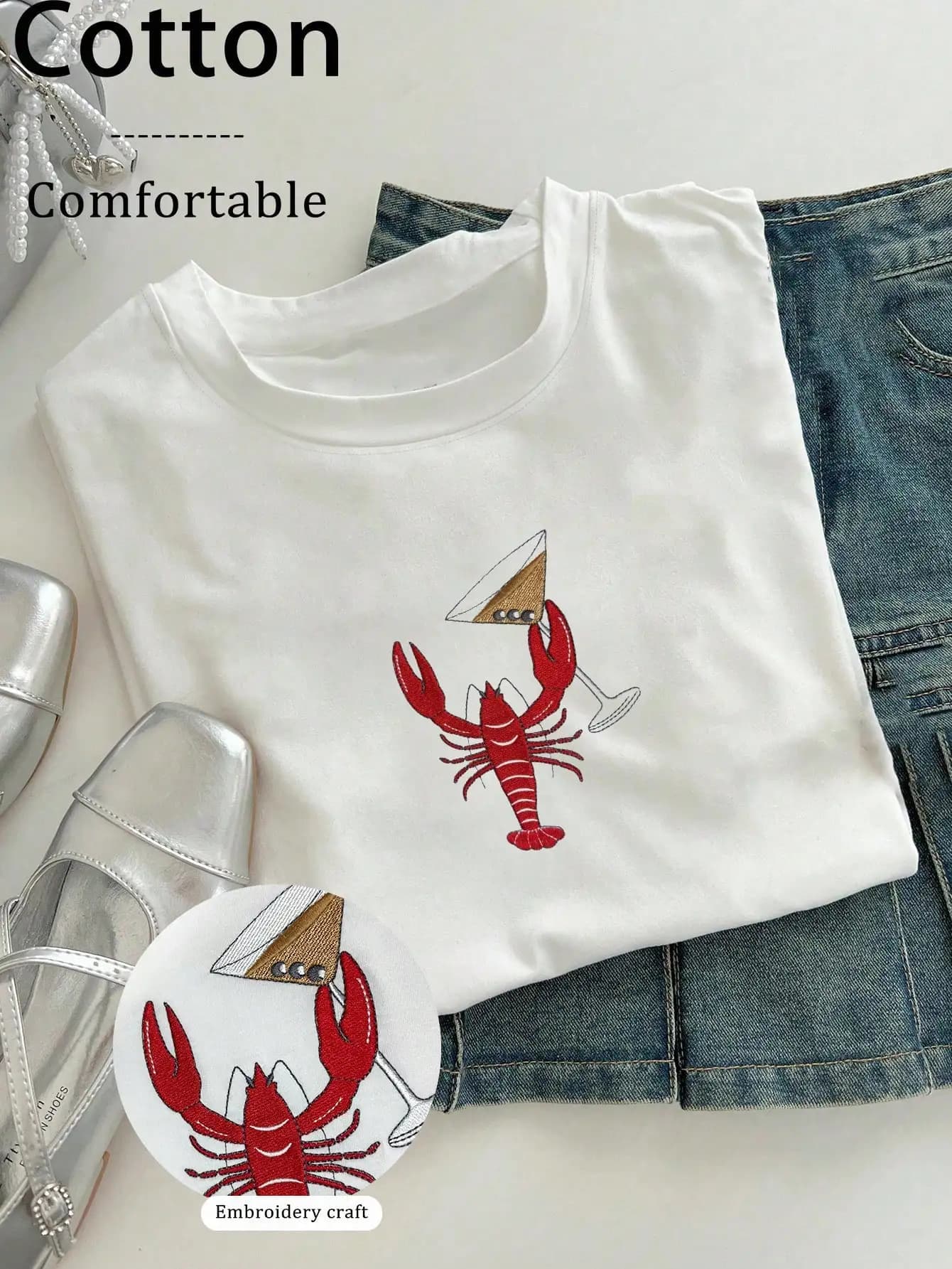 T-shirt da donna in cotone a girocollo con design ricamato a forma di aragosta e bicchiere da cocktail