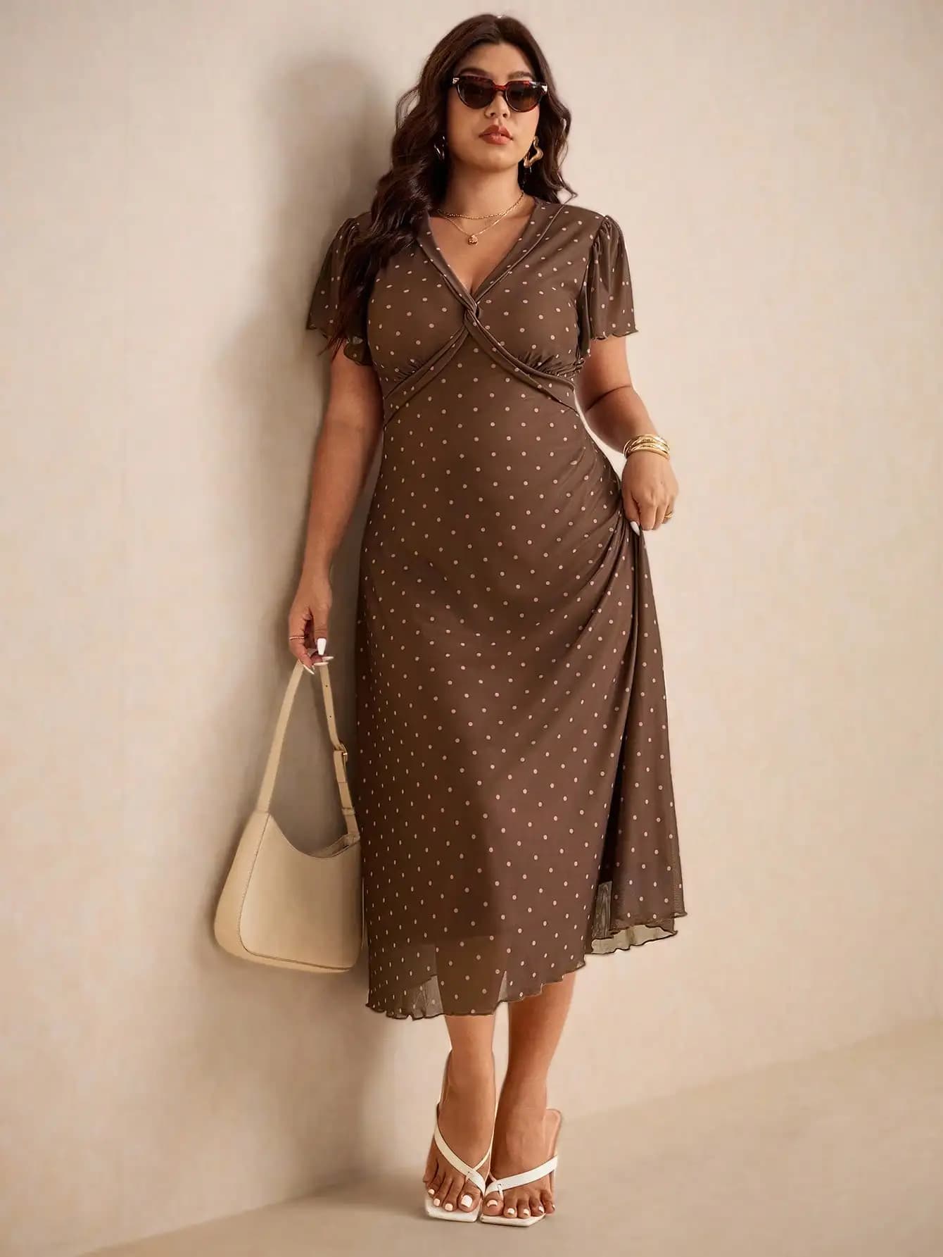 Abito midi da donna taglie forti con scollo a V, dettaglio intrecciato sul davanti, fantasia a pois e maniche a sbuffo