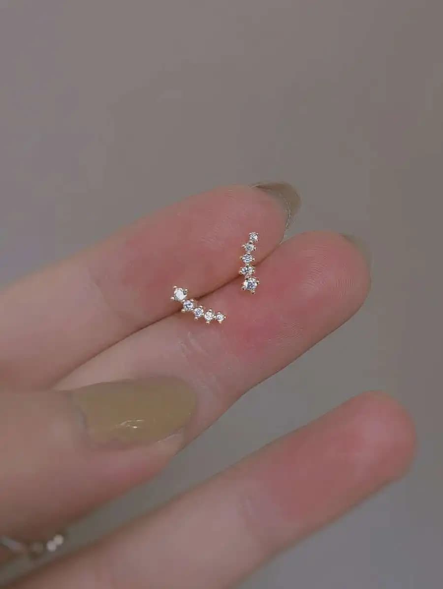 1 paio di orecchini minimalisti curvi con accenti di zirconi cubici