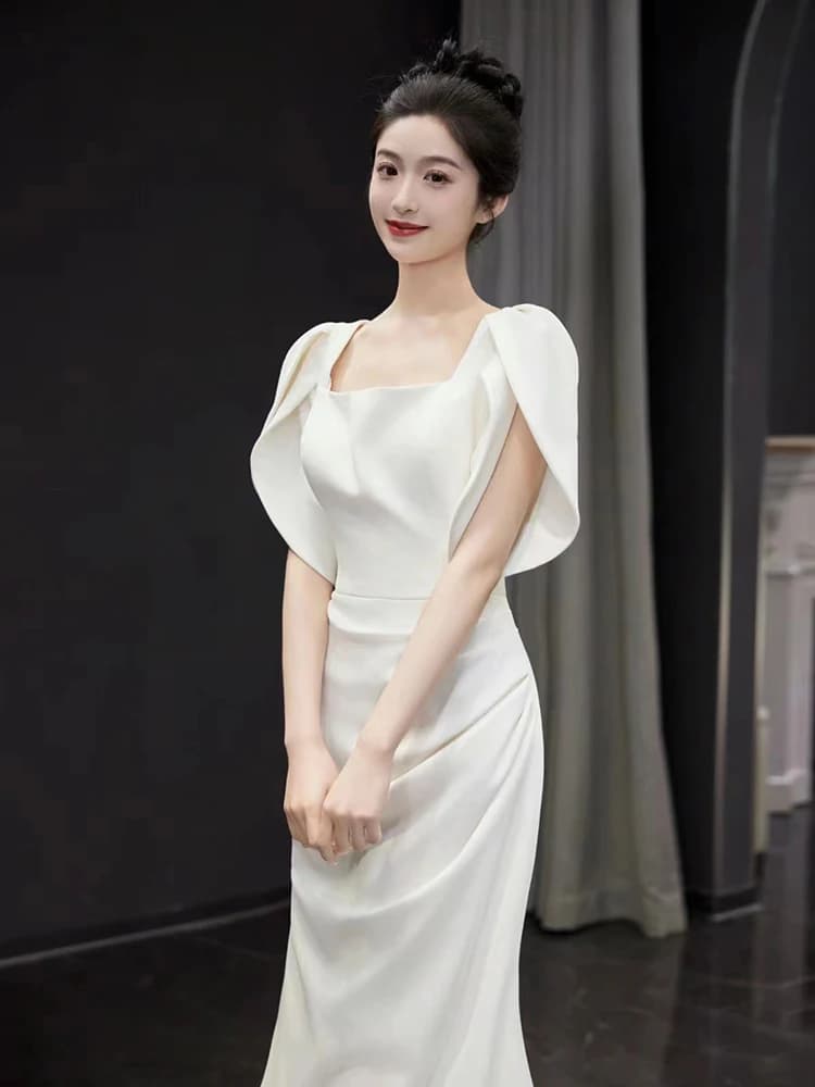 Abito da sposa in raso leggero a coda di pesce, stile coreano semplice, super fatato, con collo quadrato bianco, velo e coprispalle.
