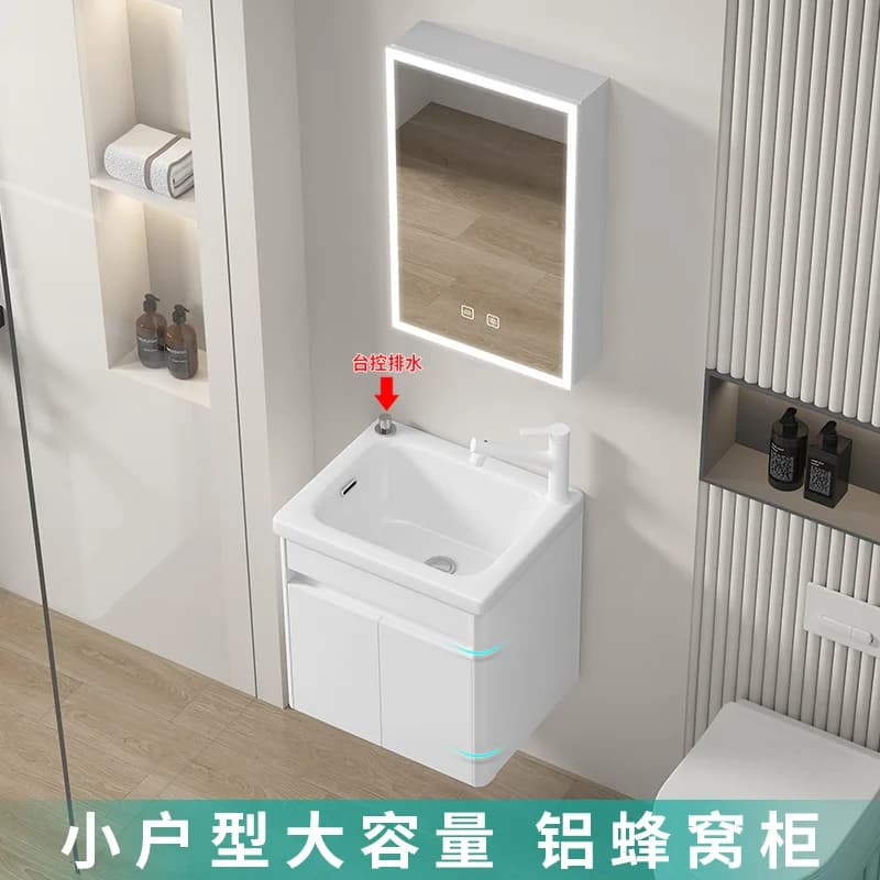 Mobiletto da bagno ultra piccolo in alluminio a nido d'ape con specchio e lavabo integrato in ceramica, ideale per piccoli appartamenti.