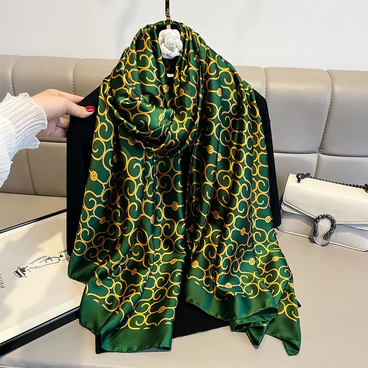 Sciarpe di seta estive da donna di marca di lusso Scialli con stampa verde Avvolge Sciarpa silenziatore morbida da spiaggia femminile Bandana Foulard