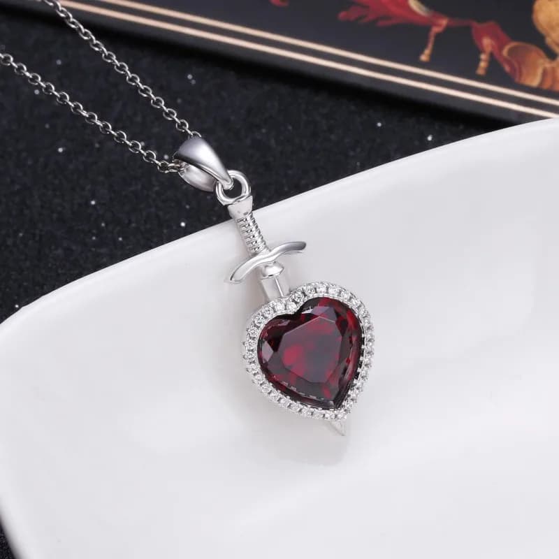 Women's gift necklace, simple arrow through the heart, collarbone chain, personalized elegance, diamond-set pendant, love neck chain.