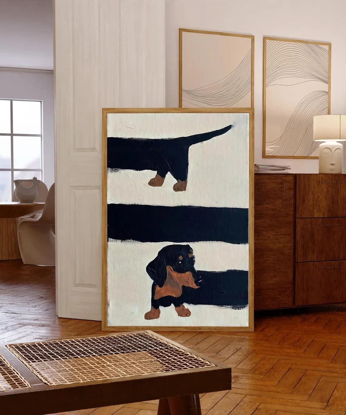 Divertente decorazione da parete con cani in stile Mid-Century - Stampa a impasto testurizzata di curiosi Bassotti, che fondono linee geometriche pulite con tonalità calde della terra