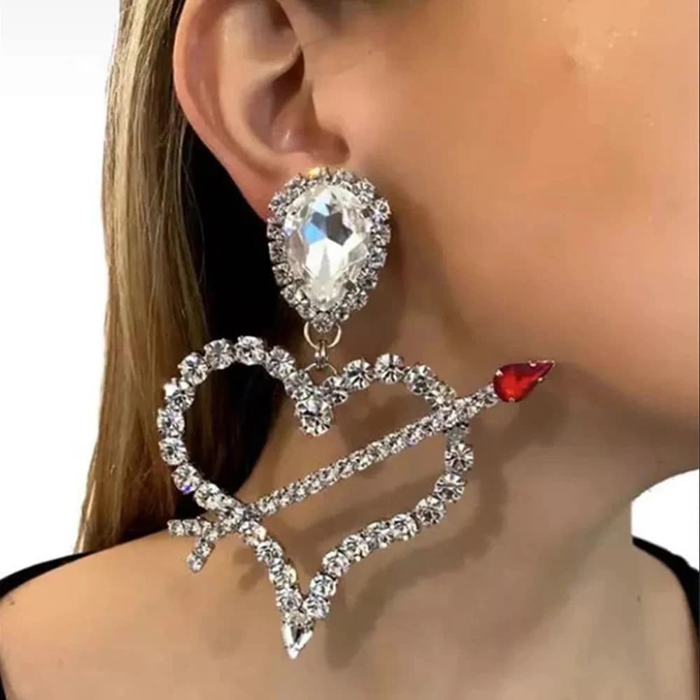 Orecchini a cuore oversize in cristallo lucido da donna ciondolano orecchini a forma di freccia di Cupido con strass di moda di lusso dichiarazione di goccia a cuore