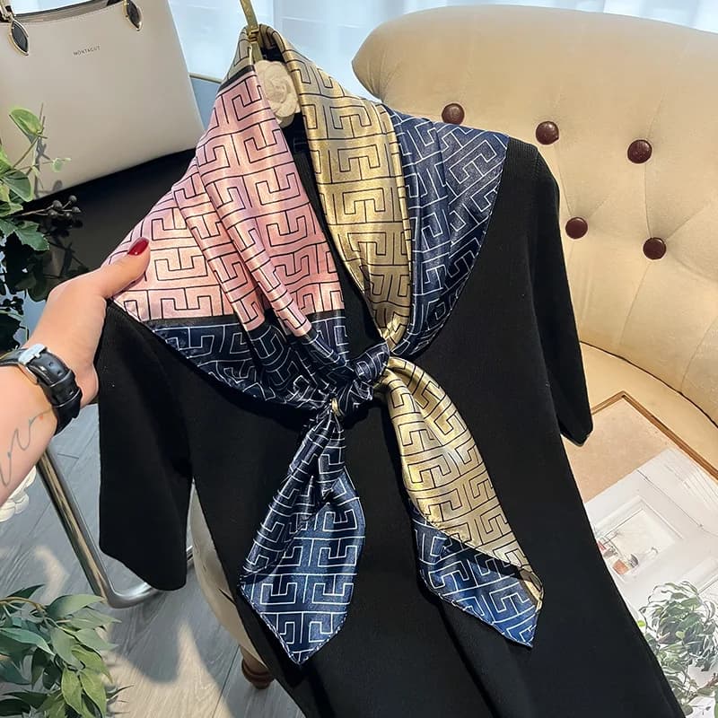Nuova Sciarpa Quadrata Piccola 90x90 in Seta, Sciarpa Versatile alla Moda in Raso, Sciarpa Stampata Stile Europeo e Americano, Sciarpa Elegante in Raso