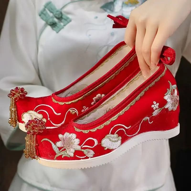 Scarpe da donna ricamate interne maggiorate Scarpe da callo con cinturino alla caviglia poco profondo Puntale con perline Nappa Scarpe da sposa rosse Scarpe Hanfu
