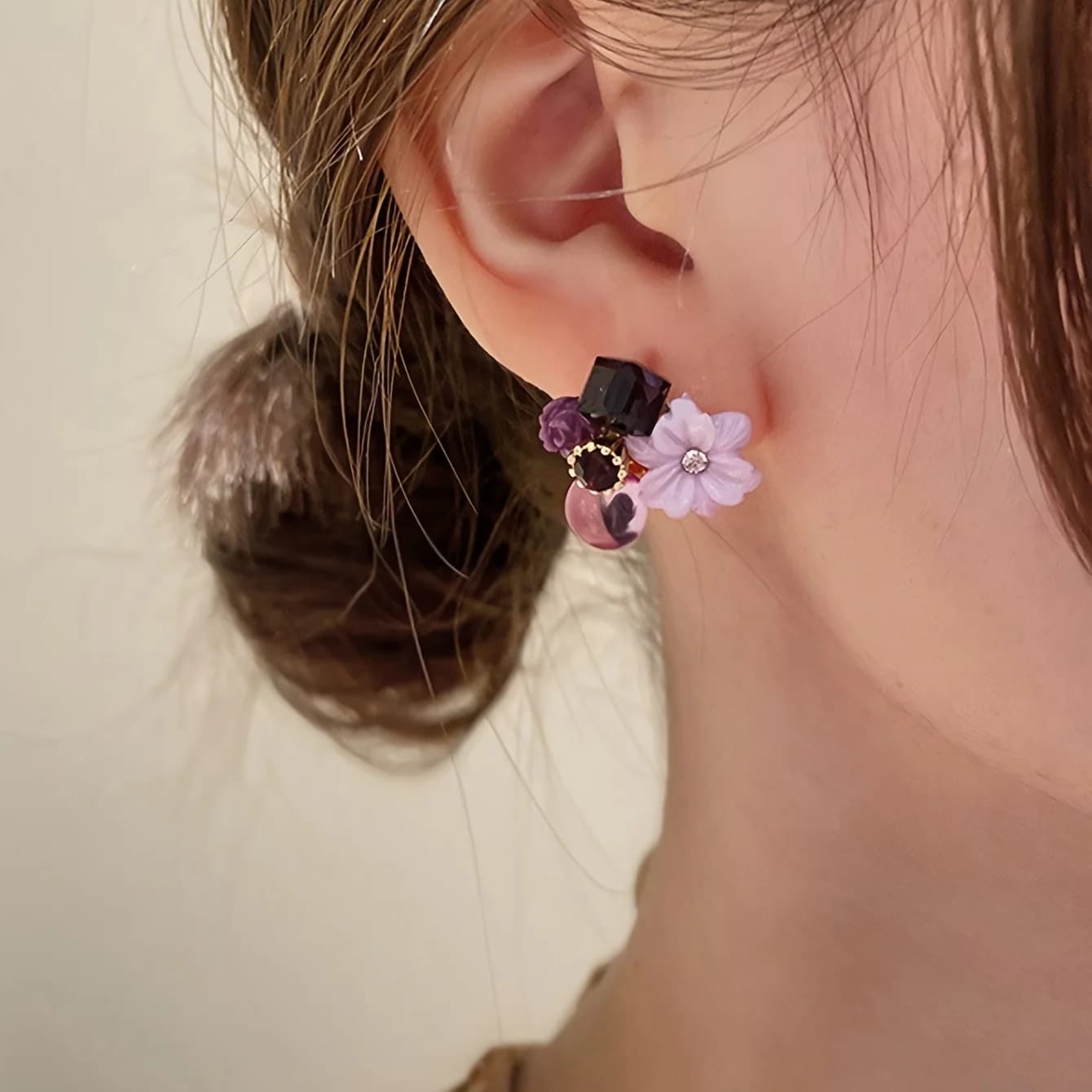 Eleganti orecchini a lobo con fiore viola dorato
