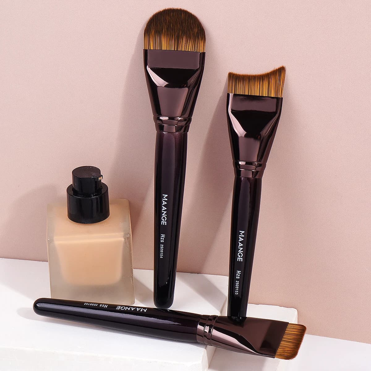 MAANEG Professional Foundation Brushes 3 Pieces Kabuki Brushes Curve Flats for Liquid Cream Contouring Impccable Beauty Tools