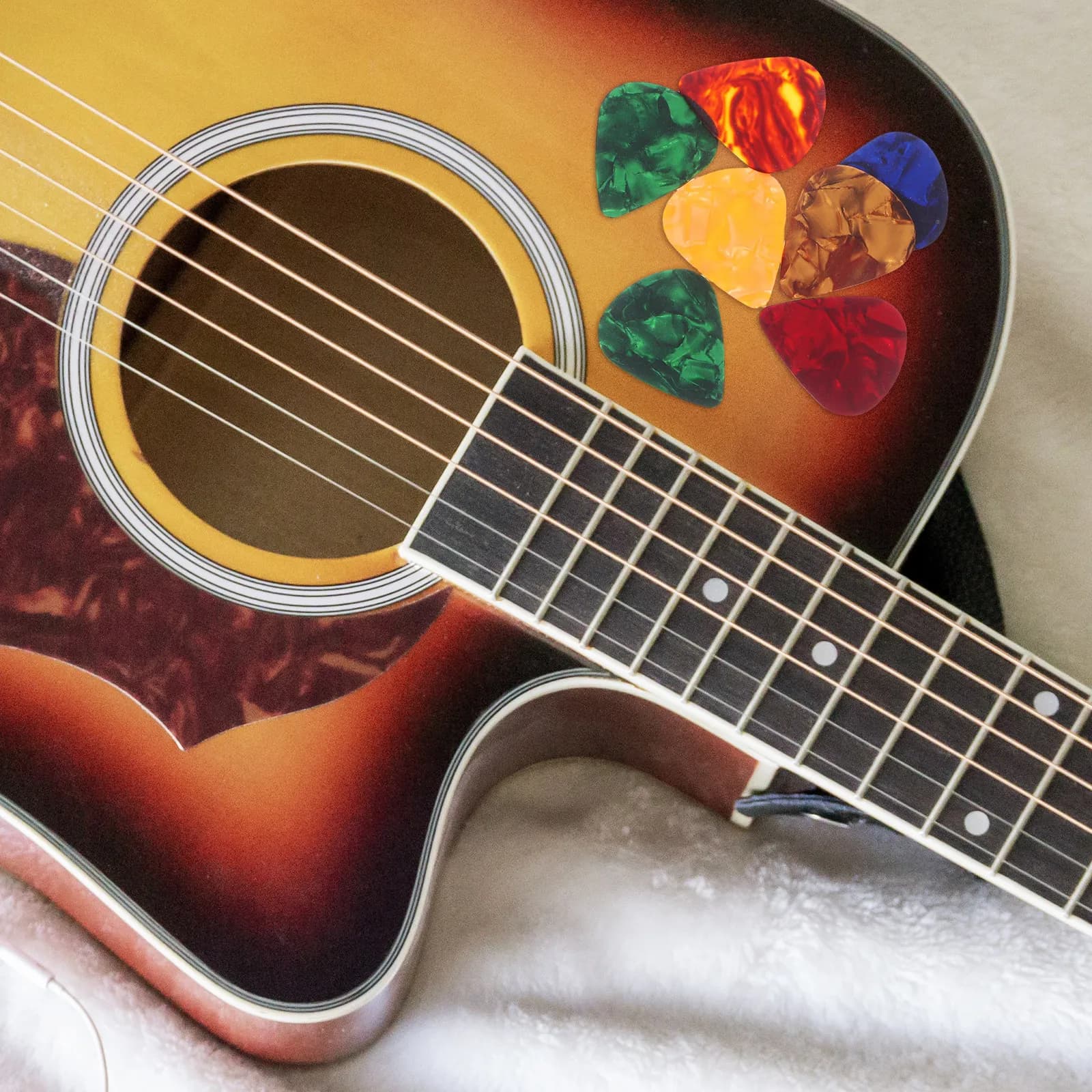 10 Pezzi Plettri per Chitarra Colorati in Celluloide Premium Lisci per Chitarra, Basso, Ukulele, Mandolino, Banjo, Leggeri e Riciclabili
