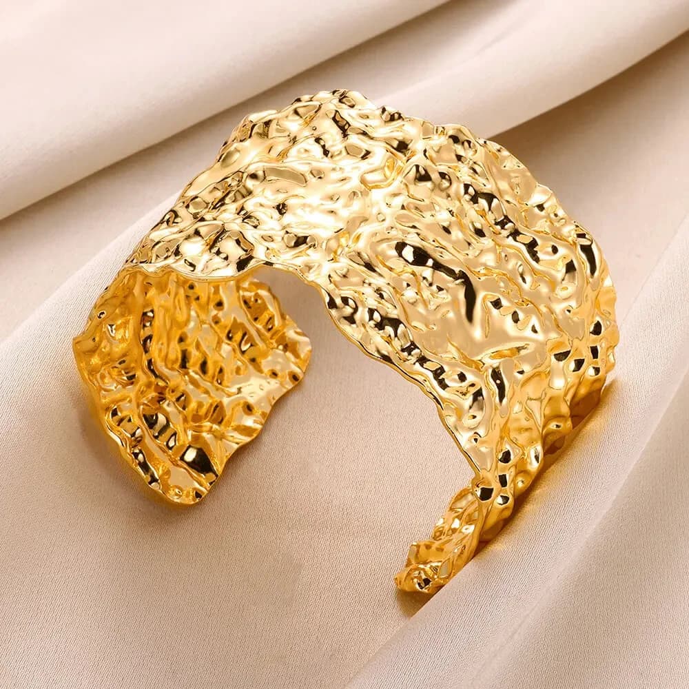Braccialetto classico con apertura a trama antirughe per le donne braccialetto con polsino squisito regalo con ornamento a mano in acciaio inossidabile Color oro
