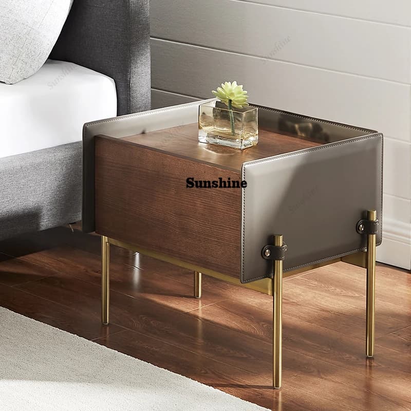 Comodino moderno in legno naturale, minimalista, con piano in legno e pelle, e gambe in acciaio inossidabile