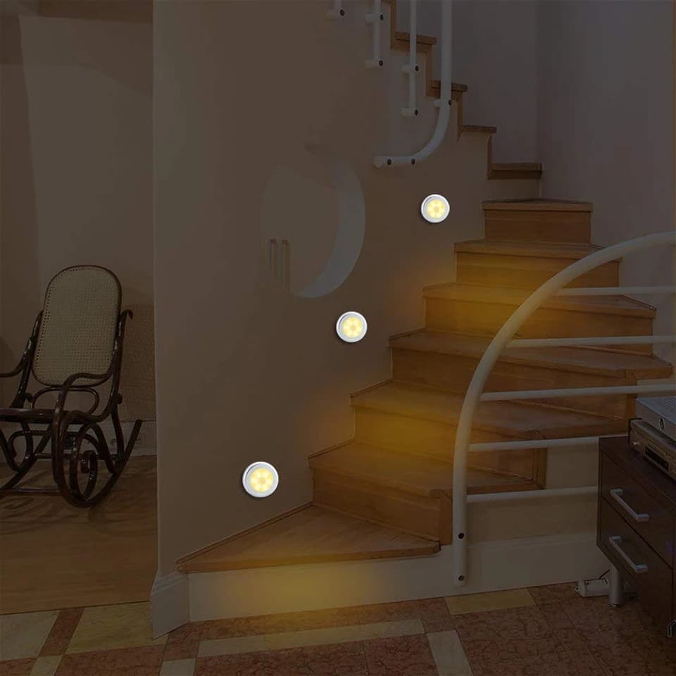Lampada da notte a LED con sensore di movimento PIR Lampada da notte alimentata a batteria per armadio da cucina Lampada da armadio Display per scale Illuminazione per armadio