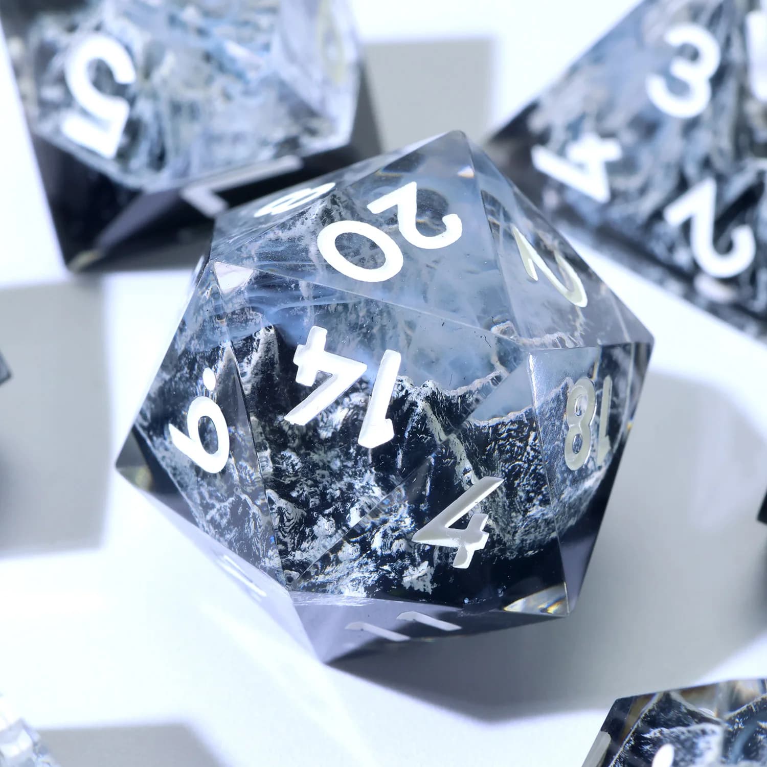 Set DND in resina di montagna di neve eterna fatta a mano con dadi poliedrici per trono Frozen per Dungeons & Dragons-M Bianco