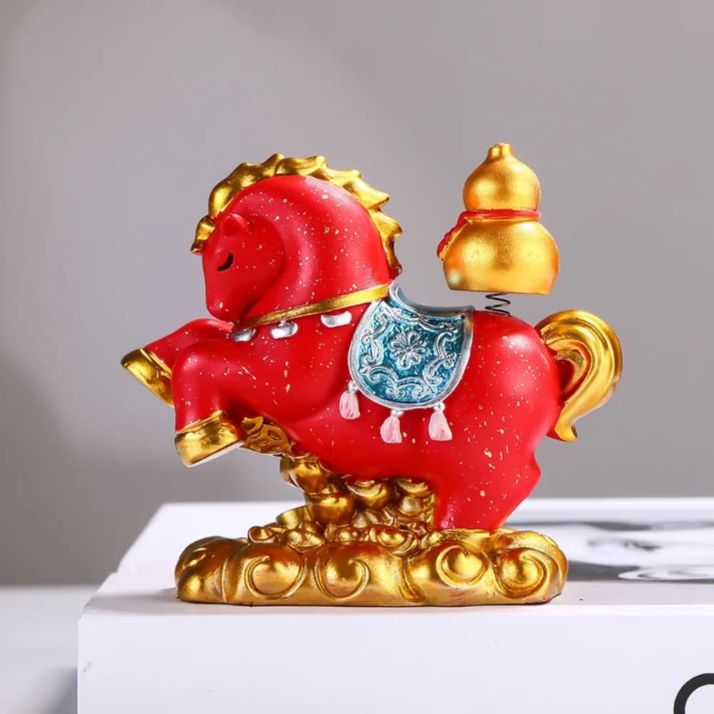 Figurina di cavallo in resina vivida Ornamento da tavolo Stile cinese Capodanno mascotte in miniatura Buona fortuna Ornamenti zodiacali rossi Ufficio