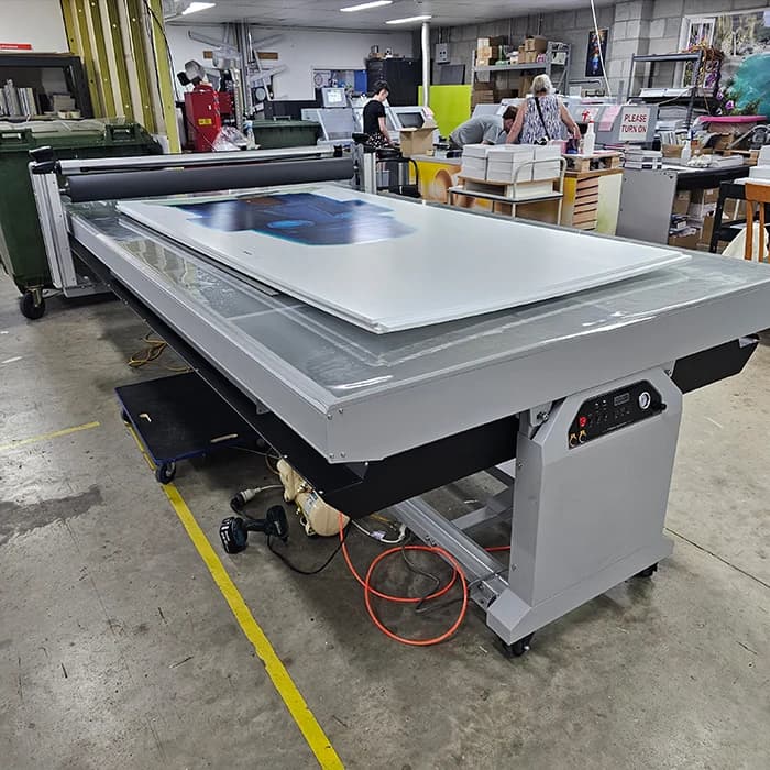 1300x2500mm Smart 60C Flatbed Laminator Sign Table Applicator With Cutting Matt For Sheet Board