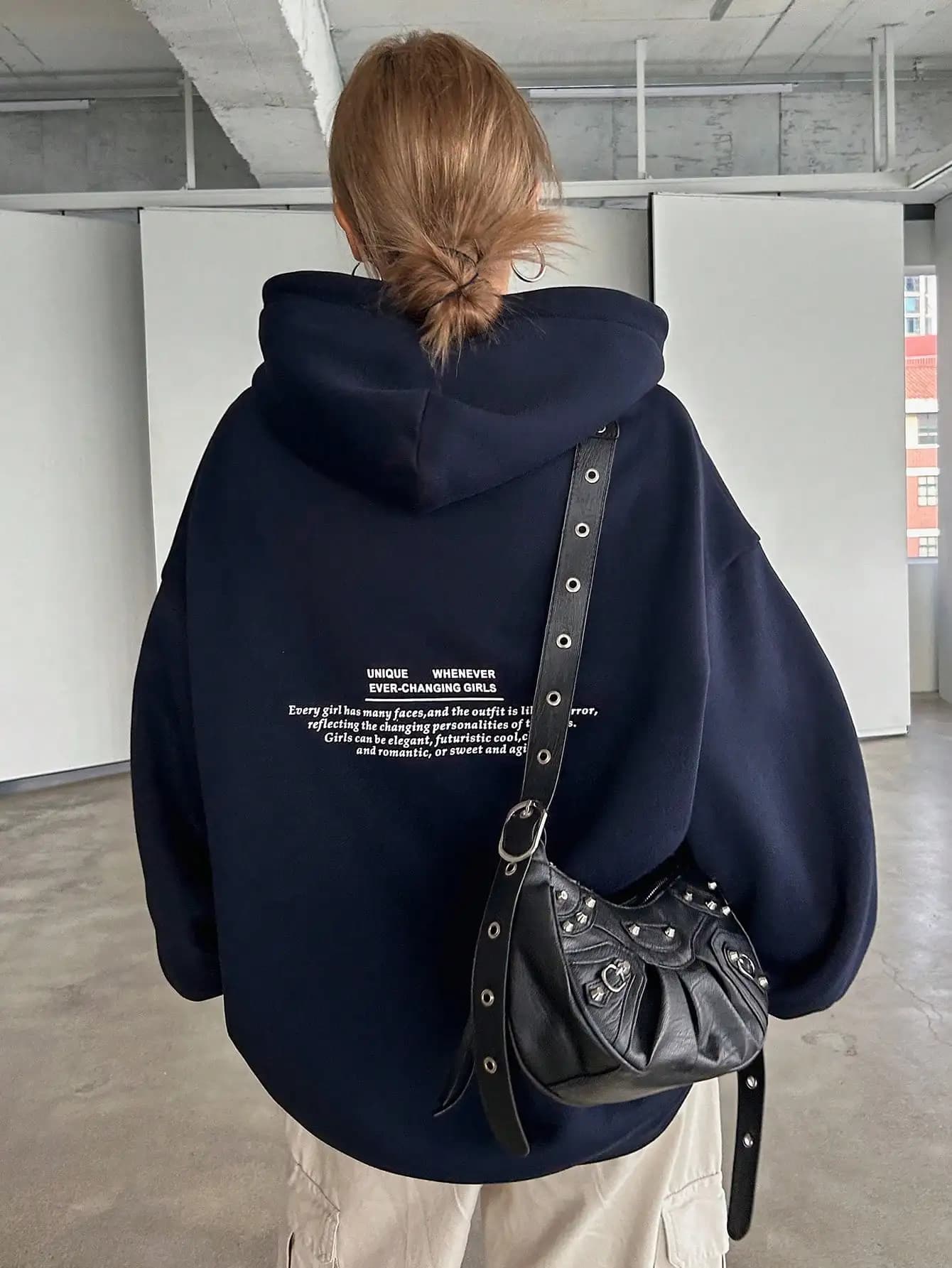 Felpa con Cappuccio Oversize da Donna con Stampa di Slogan e Design con Testo sul Retro