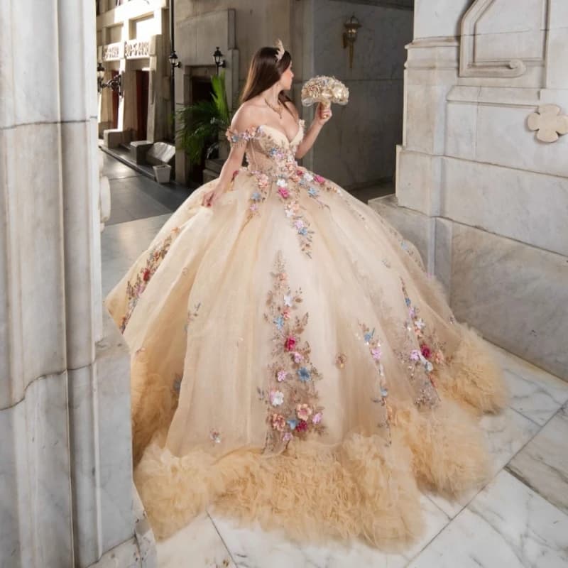 Abiti Quinceanera lucidi champagne con spalle scoperte Abito da ballo dolce 16 Abito con applicazioni di fiori che borda il compleanno di tulle a strati di cristallo